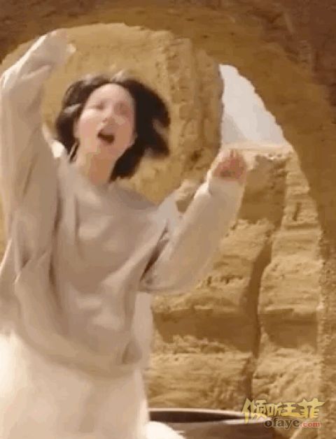 组图：王菲再唱《梦中人》重现经典画面蹦跳肆意依然很少女