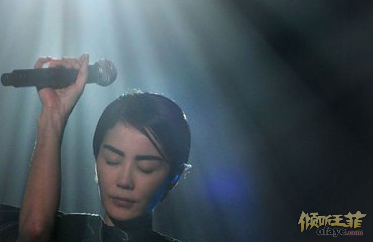 王菲昆明开唱乘摇椅 从天而降美轮美奂