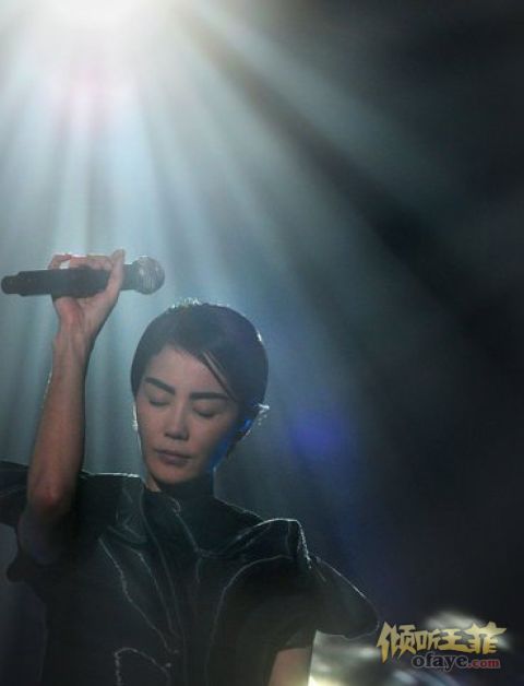 王菲昆明开唱乘摇椅 从天而降美轮美奂