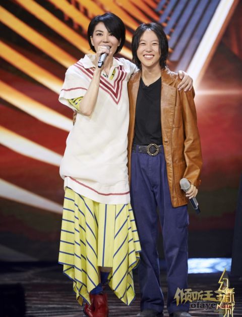 组图：天后也有慈母一面！王菲亲密搂肩女儿窦靖童超温馨