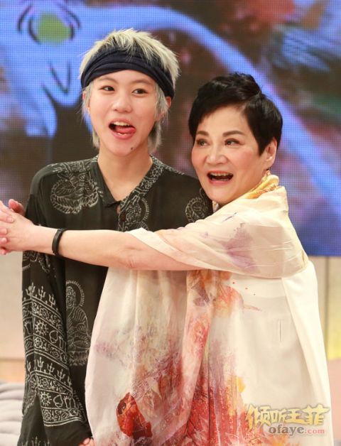 窦靖童沙发咚doge 称对王菲再婚无所谓