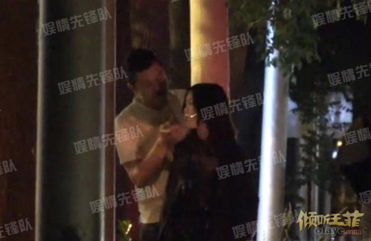 组图：李亚鹏邀好友为李嫣庆生抚摸女儿秀发父爱绵绵