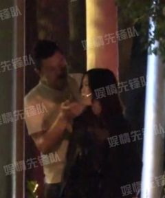 组图：李亚鹏邀好友为李嫣庆生抚摸女儿秀发父爱绵绵