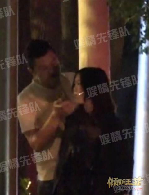组图：李亚鹏邀好友为李嫣庆生抚摸女儿秀发父爱绵绵