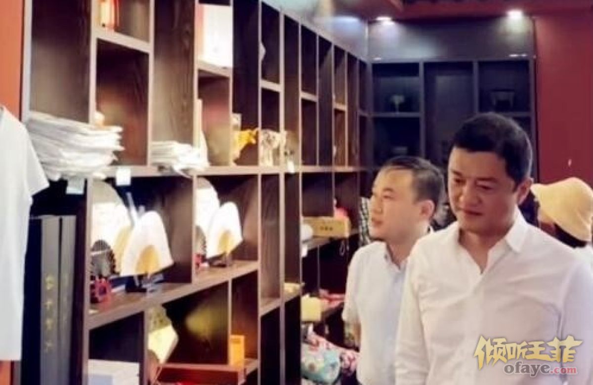 组图：李亚鹏近照身材略显发福参加活动与网友亲切合照