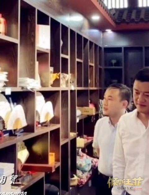 组图：李亚鹏近照身材略显发福参加活动与网友亲切合照