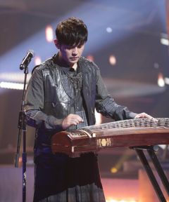 组图：《好声音》周杰伦抚筝浅唱民谣谢霆锋弹琴打鼓摇滚酷帅