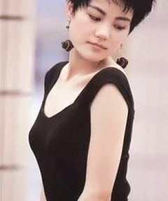 组图：王菲青涩旧照曝光姿态妖娆尽显少女风情