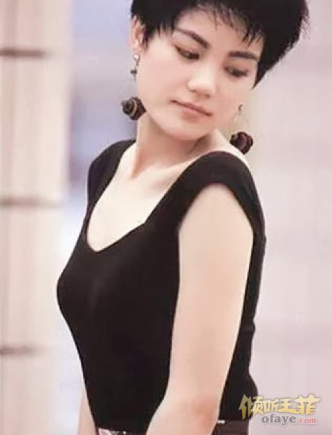 组图：王菲青涩旧照曝光姿态妖娆尽显少女风情