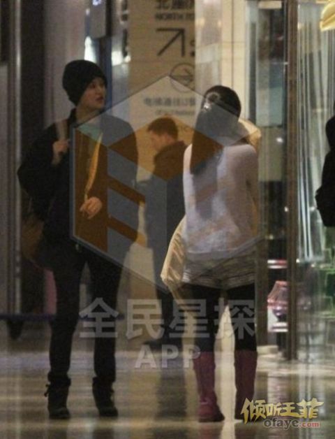 王菲选春装爽快付账满载而归 甜笑心情靓