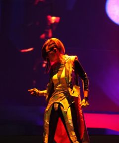 幻灯：周笔畅广州个唱举行 化身冷艳女王致敬王菲