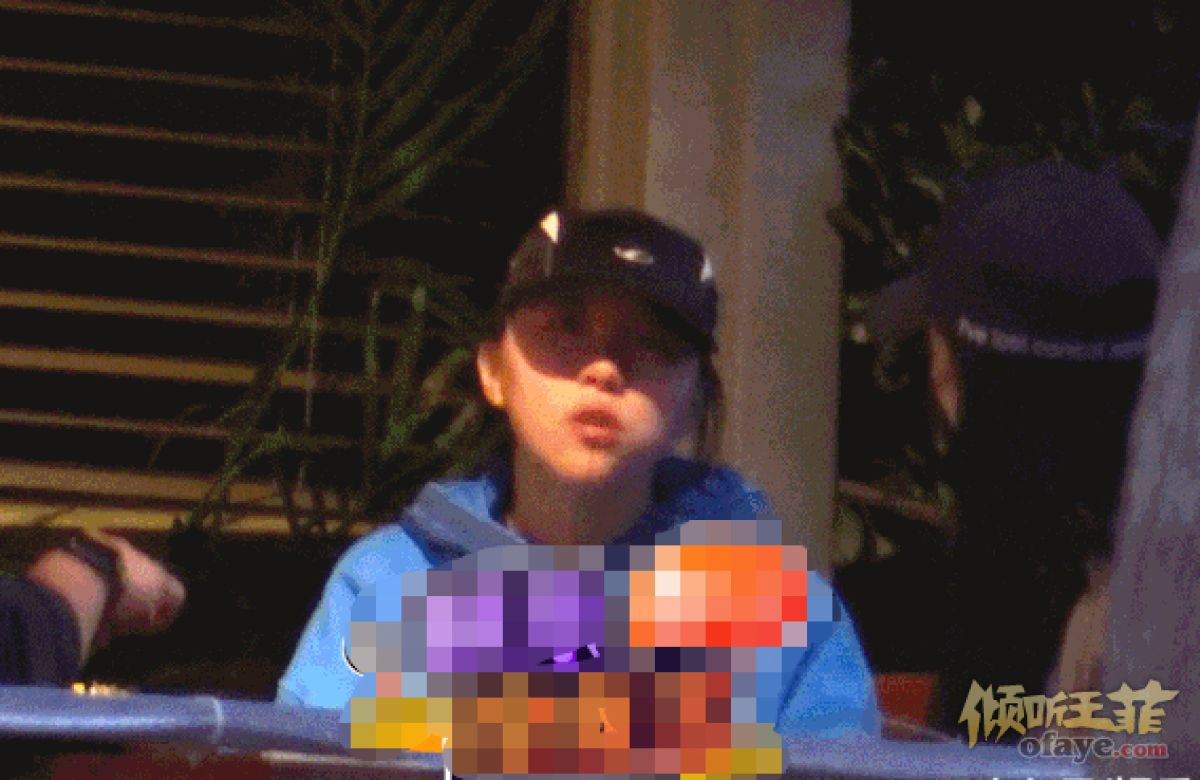 组图：窦靖童与朋友室外约饭遇乞讨老太大方施舍