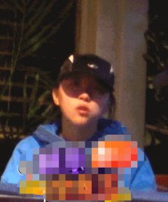 组图：窦靖童与朋友室外约饭遇乞讨老太大方施舍