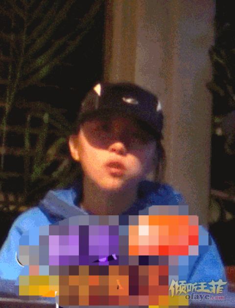 组图：窦靖童与朋友室外约饭遇乞讨老太大方施舍