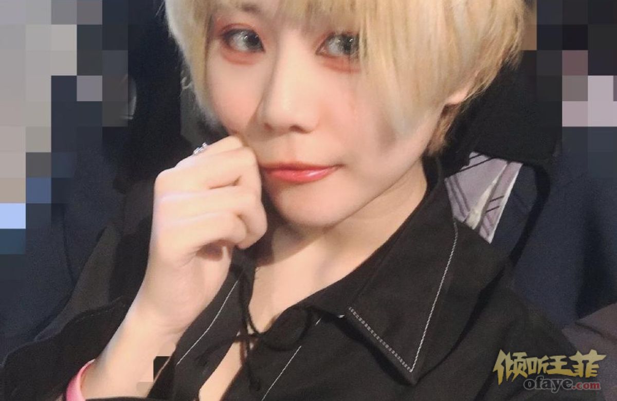 组图：窦唯二女儿窦佳嫄晒自拍金色头发卧蚕明显