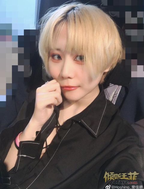 组图：窦唯二女儿窦佳嫄晒自拍金色头发卧蚕明显