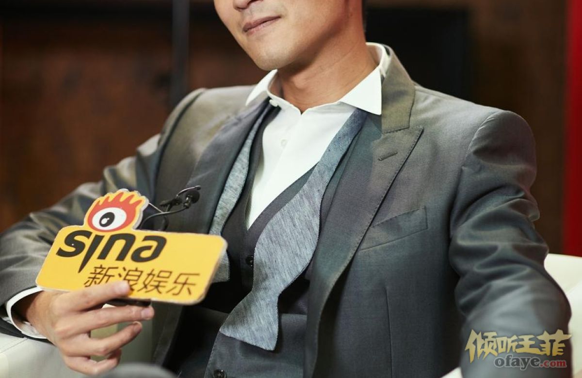 组图：谢霆锋唱现场看到歌手们站起来表示像拿终身成就奖