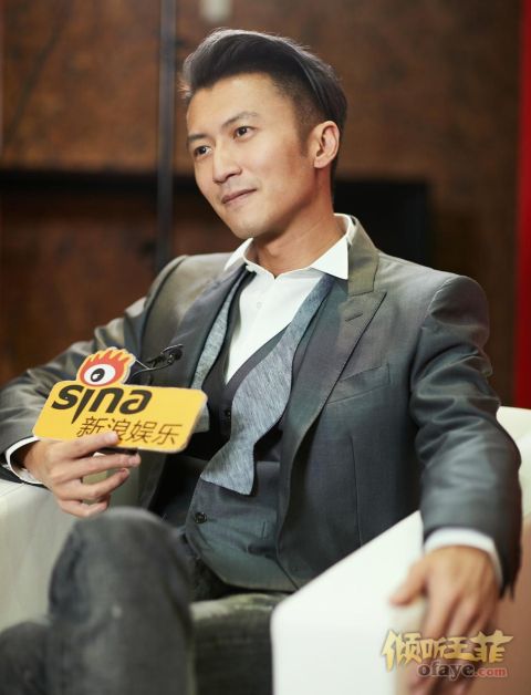 组图：谢霆锋唱现场看到歌手们站起来表示像拿终身成就奖