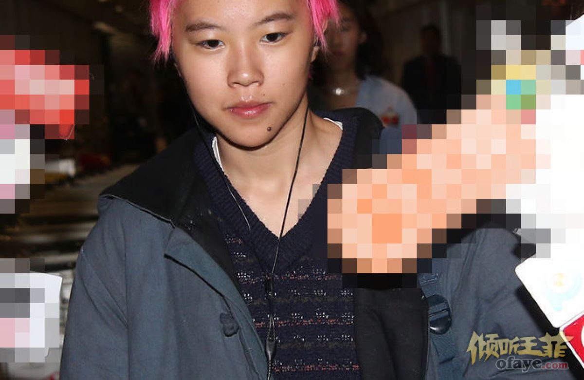 窦靖童避谈王菲谢霆锋结婚传闻 沉默不语显紧张