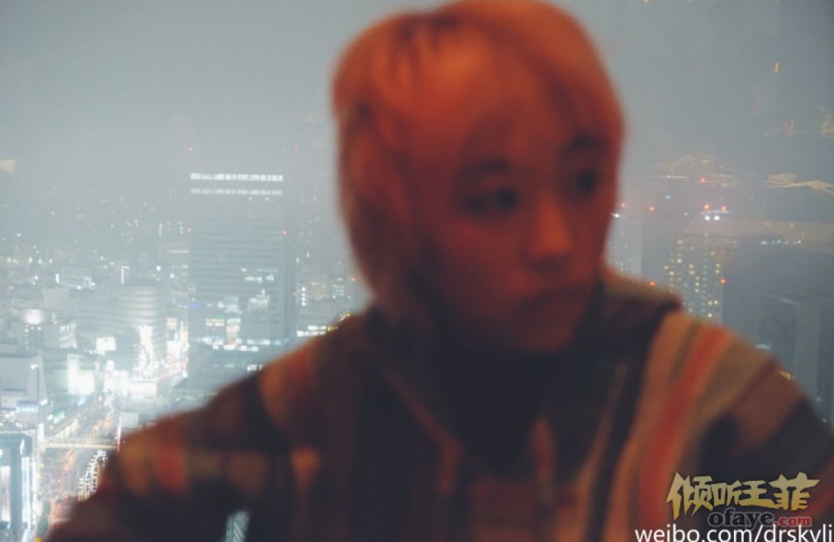 窦靖童染粉头发秒变杀马特 疑模仿王菲