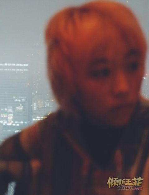 窦靖童染粉头发秒变杀马特 疑模仿王菲