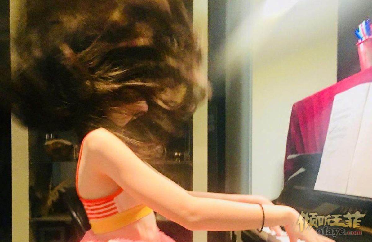 组图：李亚鹏秀女儿李嫣弹钢琴照长发飞扬小美女