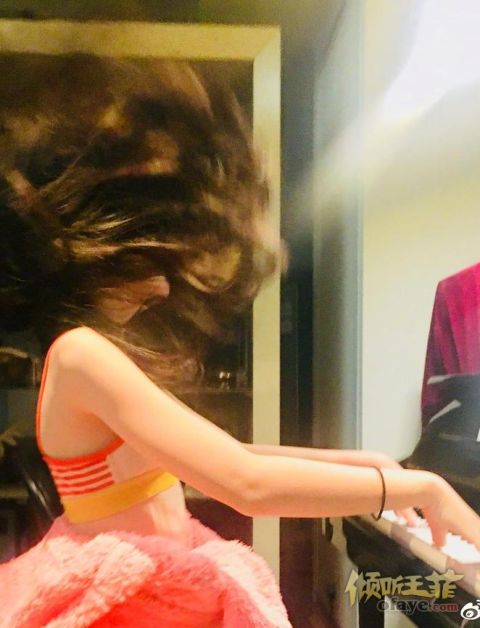 组图：李亚鹏秀女儿李嫣弹钢琴照长发飞扬小美女