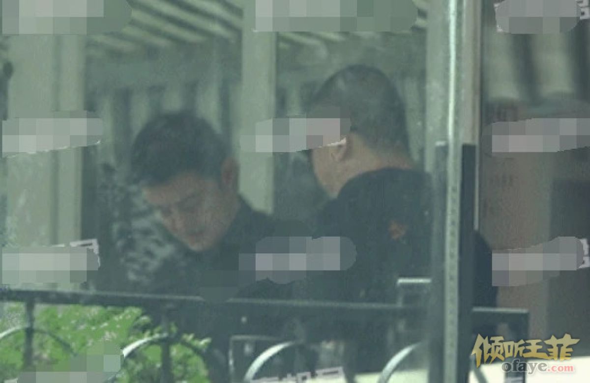 组图：李亚鹏与朋友聚餐独自离开返回工作室全程手机不离手