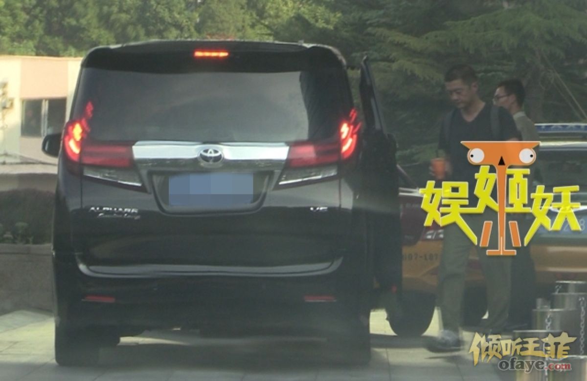 组图：王菲生日玩“蒸发”李亚鹏独自出街被拍