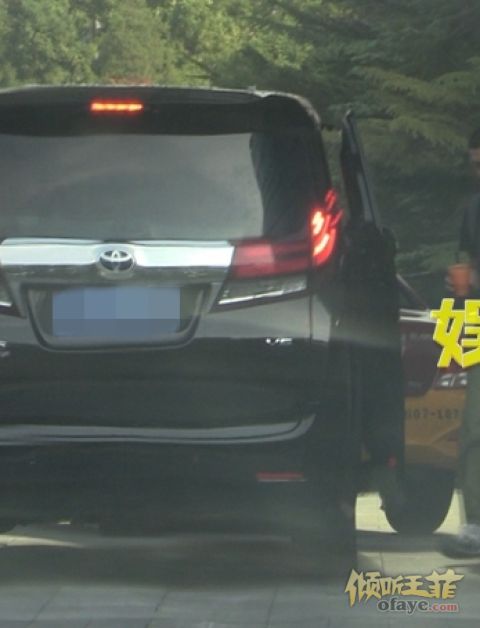 组图：王菲生日玩“蒸发”李亚鹏独自出街被拍