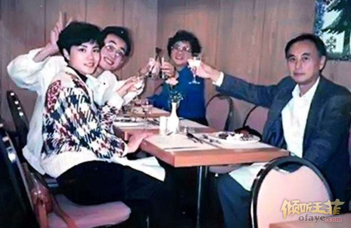 组图：王菲早年家庭合照曝光开心与父母哥哥聚餐