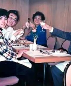 组图：王菲早年家庭合照曝光开心与父母哥哥聚餐