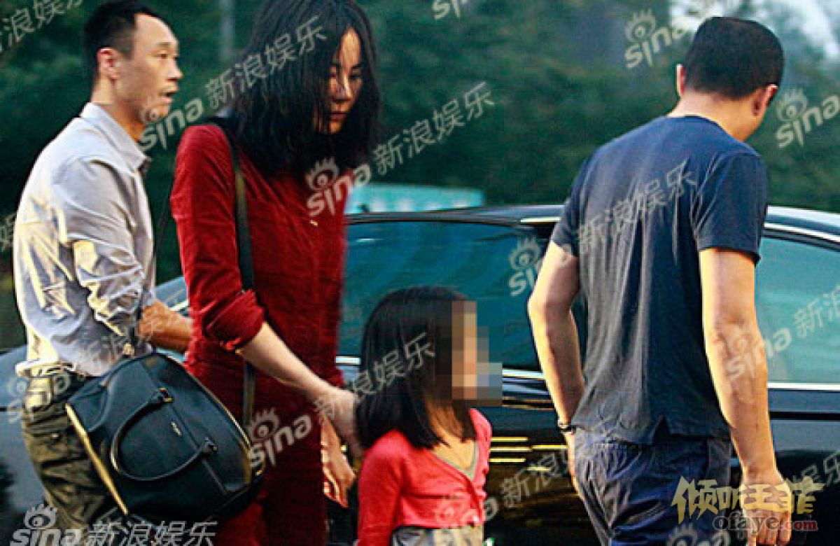 王菲离婚后现身 过往奇装异服造型盘点