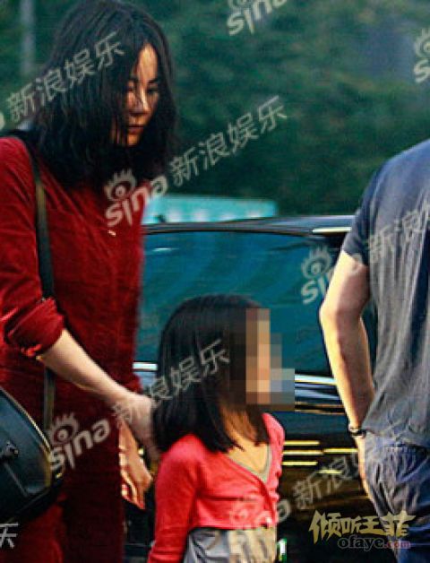 王菲离婚后现身 过往奇装异服造型盘点