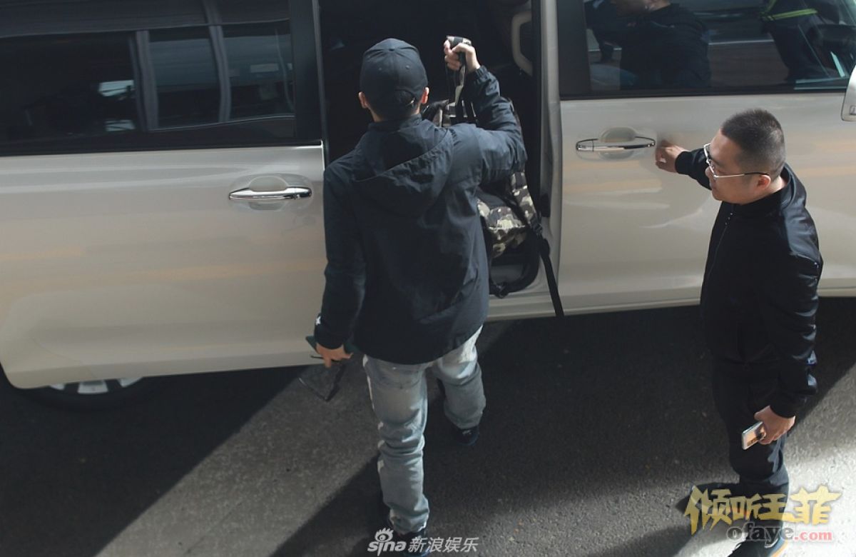 组图：谢霆锋久违现身造型低调拎包上车忙赶飞机行色匆匆