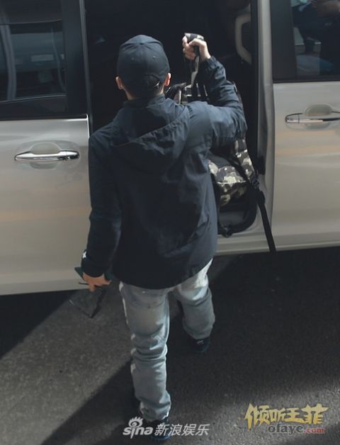 组图：谢霆锋久违现身造型低调拎包上车忙赶飞机行色匆匆