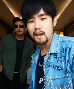 组图：网友模仿周杰伦谢霆锋留胡须梳背头戴墨镜乍一看真像