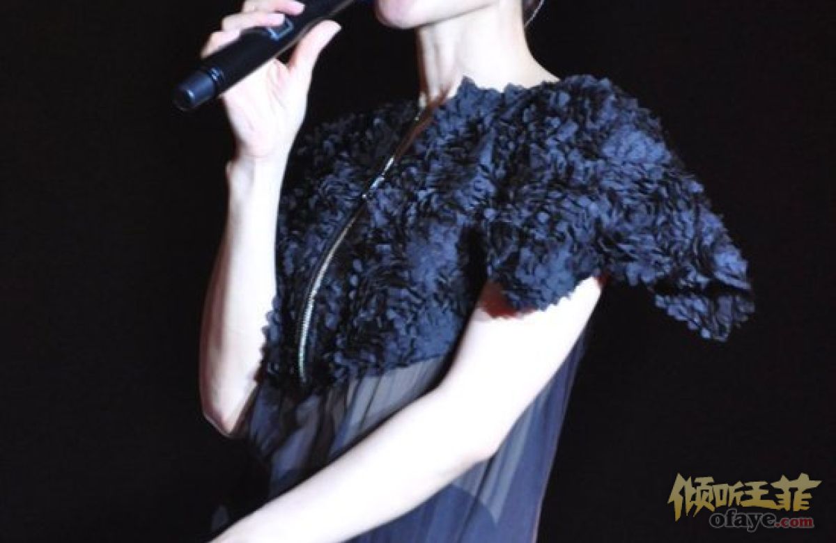王菲大连演唱会可爱撒娇：你们不冷我也不冷