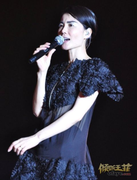 王菲大连演唱会可爱撒娇：你们不冷我也不冷