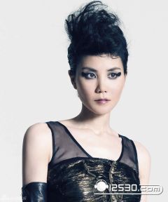 高清图：王菲黑色紧身皮衣亮相 尽显天后昔日风采