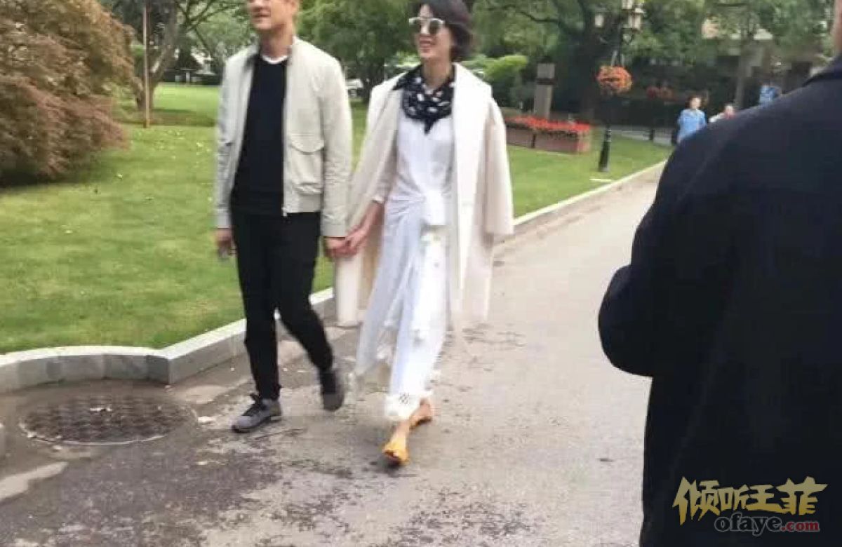 组图：牵手新女友？李亚鹏与短发女子逛公园一脸甜蜜
