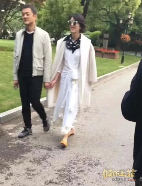 组图：牵手新女友？李亚鹏与短发女子逛公园一脸甜蜜