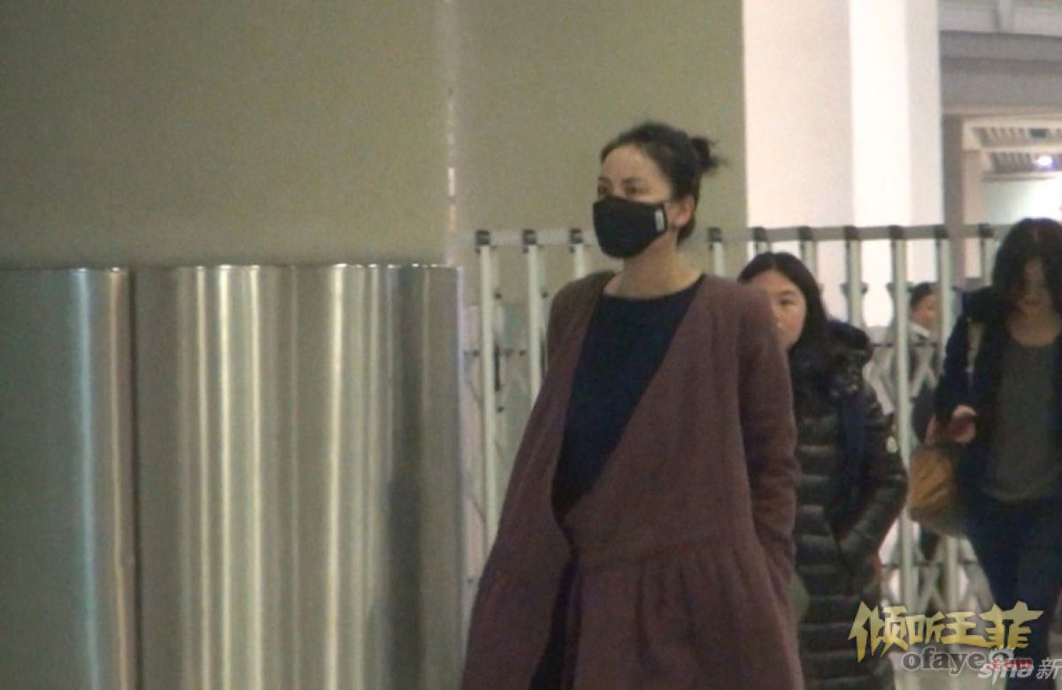 王菲凌晨机场疾行 穿大长袍走路自带风扇