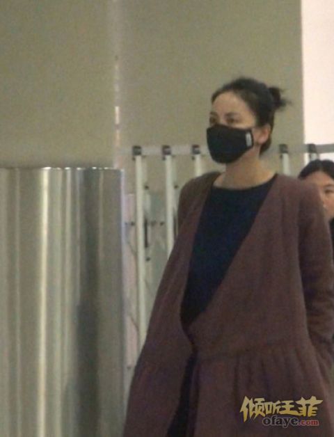 王菲凌晨机场疾行 穿大长袍走路自带风扇