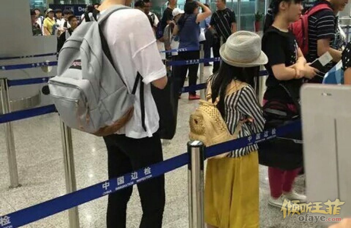 王菲疑带李嫣现身机场 身材纤瘦穿着时髦