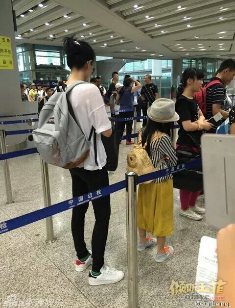王菲疑带李嫣现身机场 身材纤瘦穿着时髦