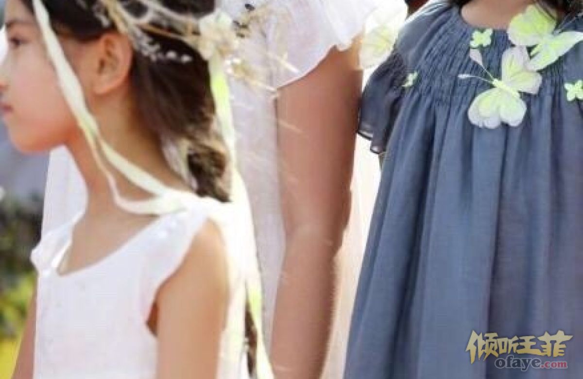 王菲女儿李嫣和黄磊女儿多多在巴黎春夏儿童时装秀上同台走秀