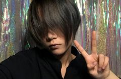 组图：窦唯二女儿窦佳嫄晒照在脸上作画刘海遮面对镜头比V