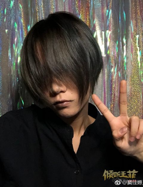 组图：窦唯二女儿窦佳嫄晒照在脸上作画刘海遮面对镜头比V