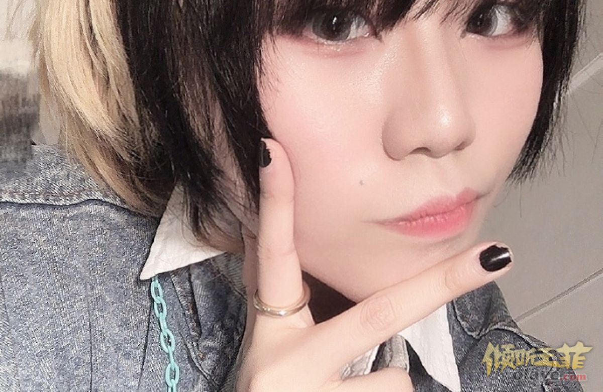 组图：窦唯二女儿窦佳嫄晒挑染金发自拍刘海遮眼比V个性十足